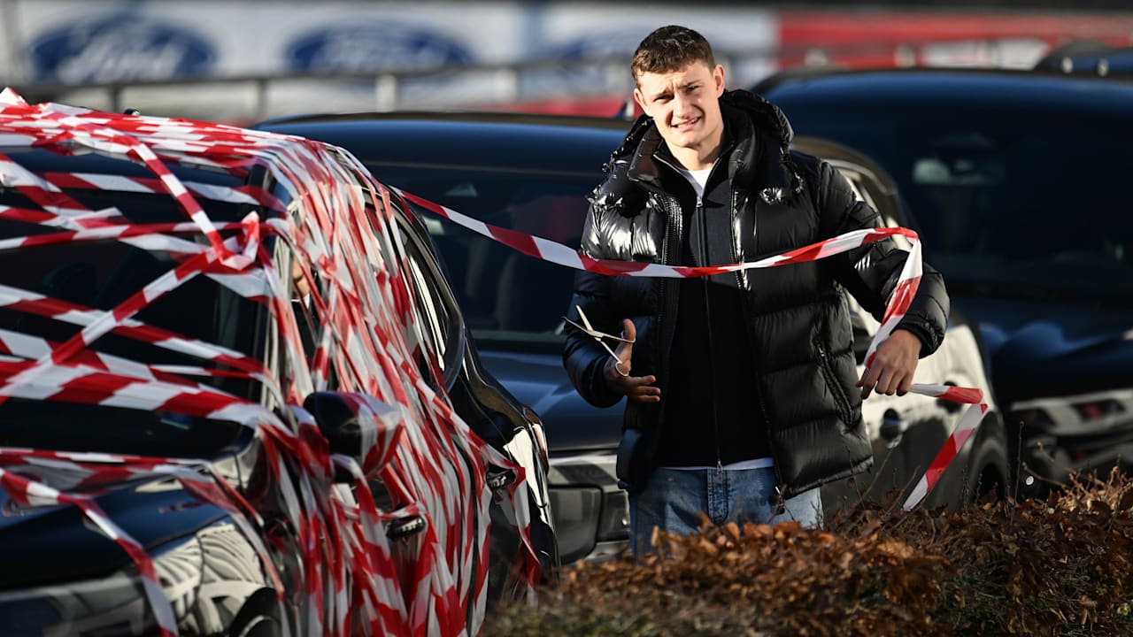 1. FC Köln: Fieser Kollegen-Streich vorm Derby: Bundesliga-Profi muss Auto freischneiden | Sport