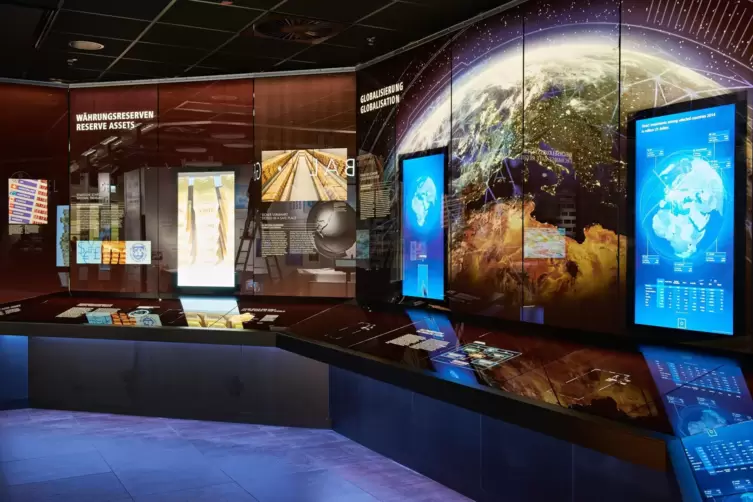 Auch über verschiedene Medienstationen können sich Besucher im Geldmuseum informieren. 