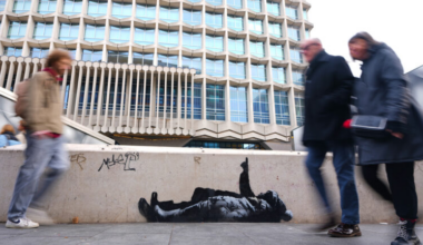 Kultkünstler Banksy will mit Graffiti auf Kinderarmut aufmerksam machen. Seine Bilder verkauft er für Millionen