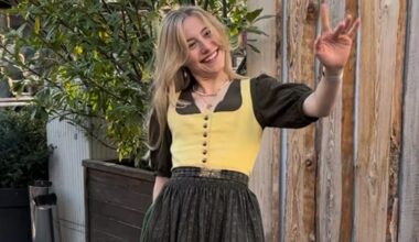 Erika Roberts trägt ein Dirndl bei einem traditionellen Bierfest.