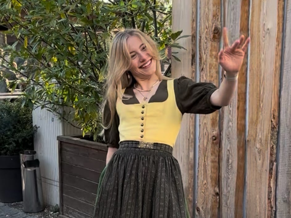 Erika Roberts trägt ein Dirndl bei einem traditionellen Bierfest.