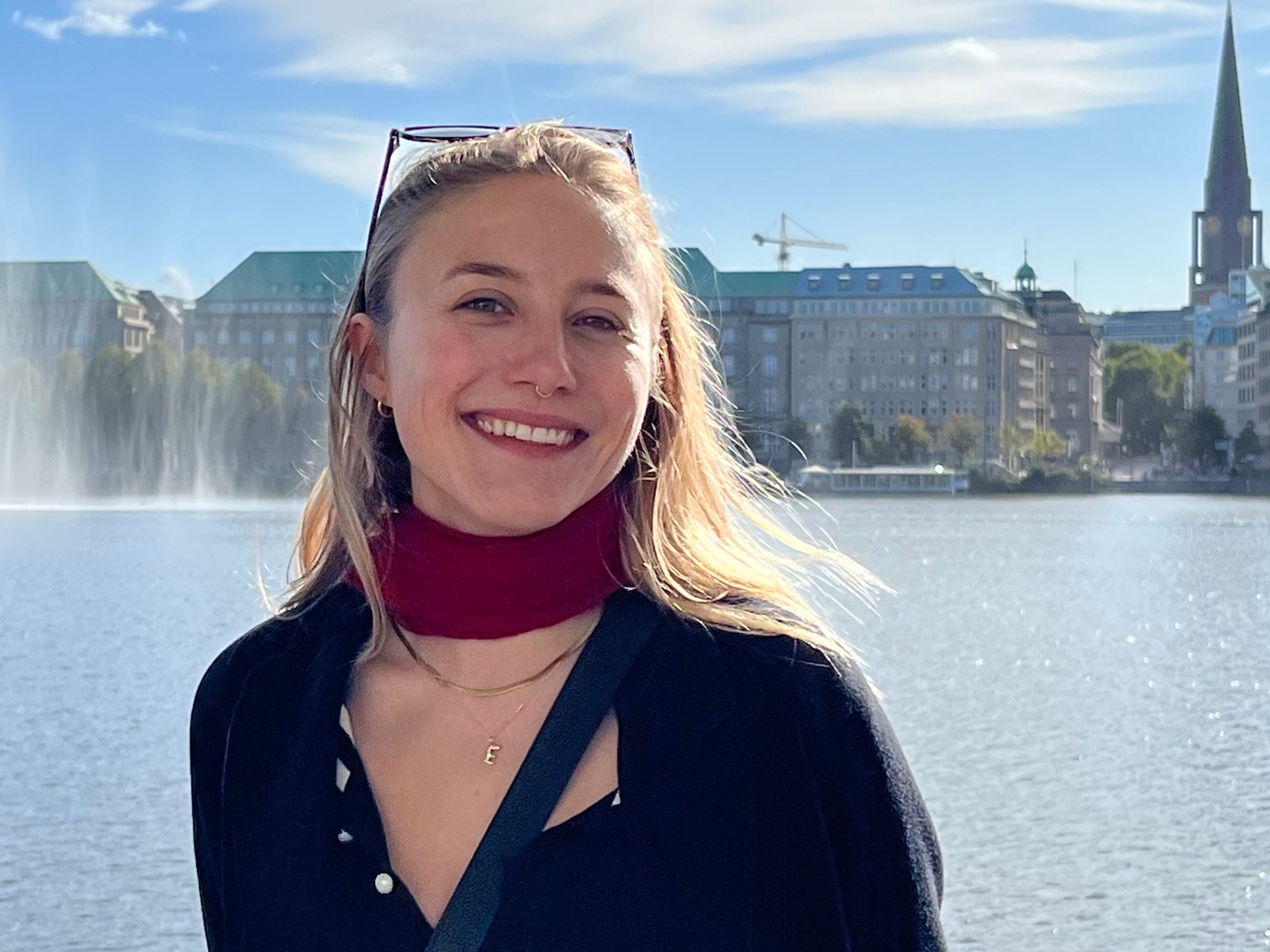 Roberts reist auch in andere Städte, wie Hamburg.