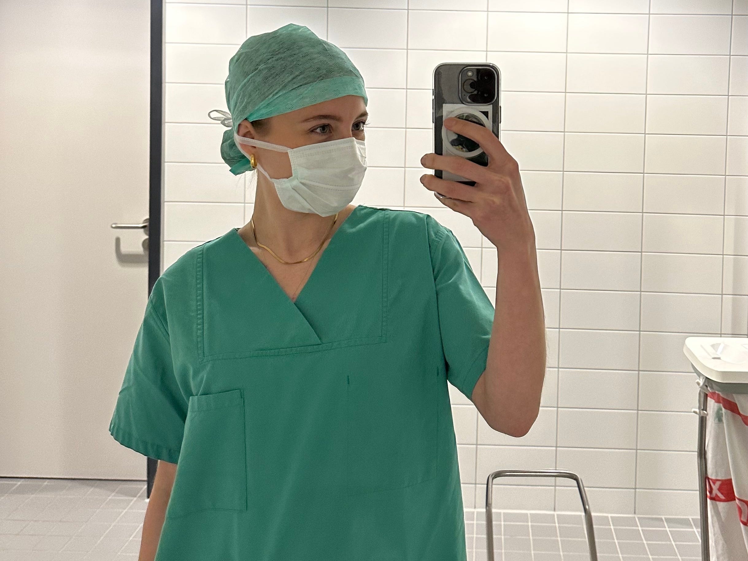 Als Teil ihres Medizinstudiums hat sie schon einige Operationen begleitet.