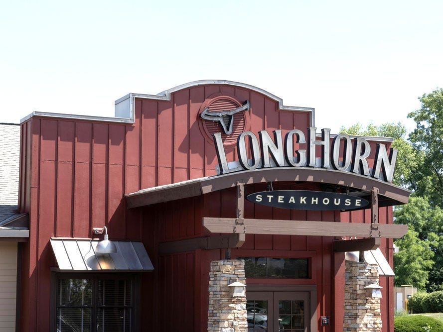 The exterior of a Longhorn steakhouse.