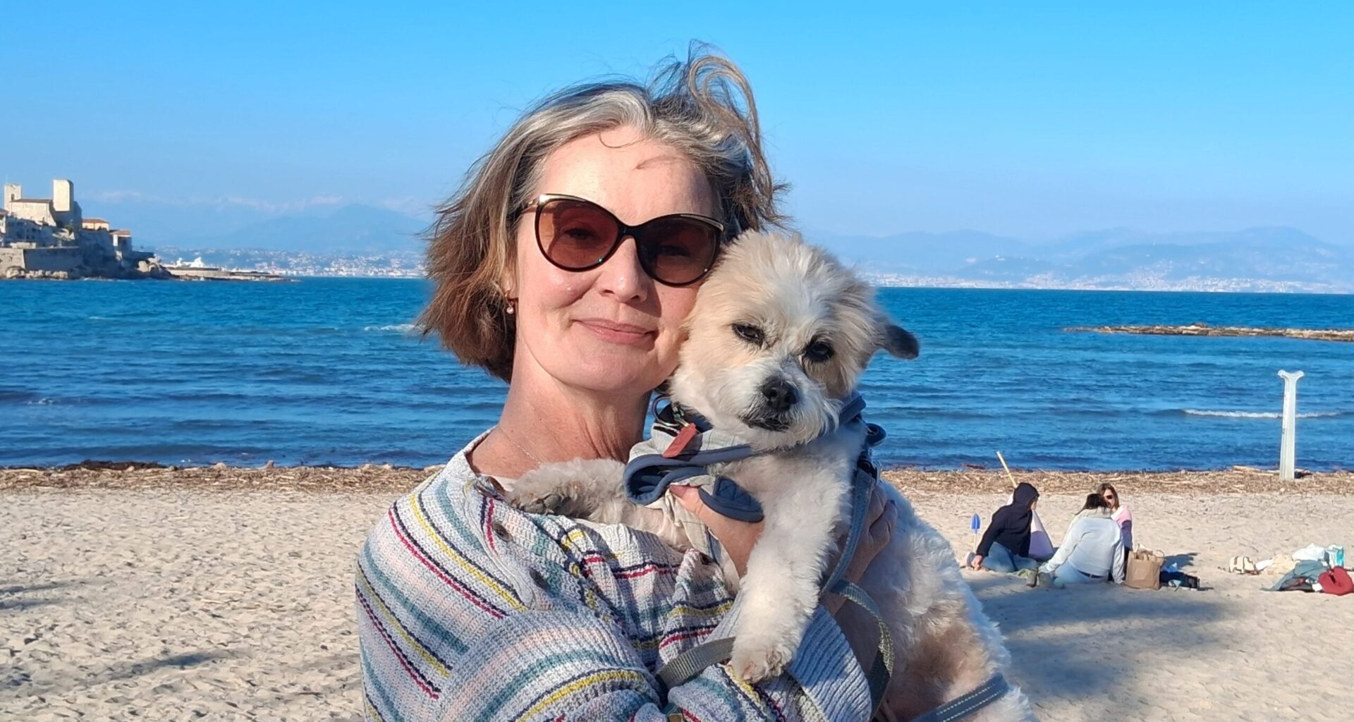Natalie Lynch und ihr Hund Enzo in Antibes, Frankreich.