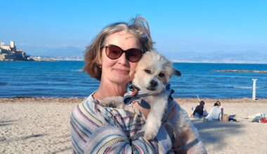 Natalie Lynch und ihr Hund Enzo in Antibes, Frankreich.