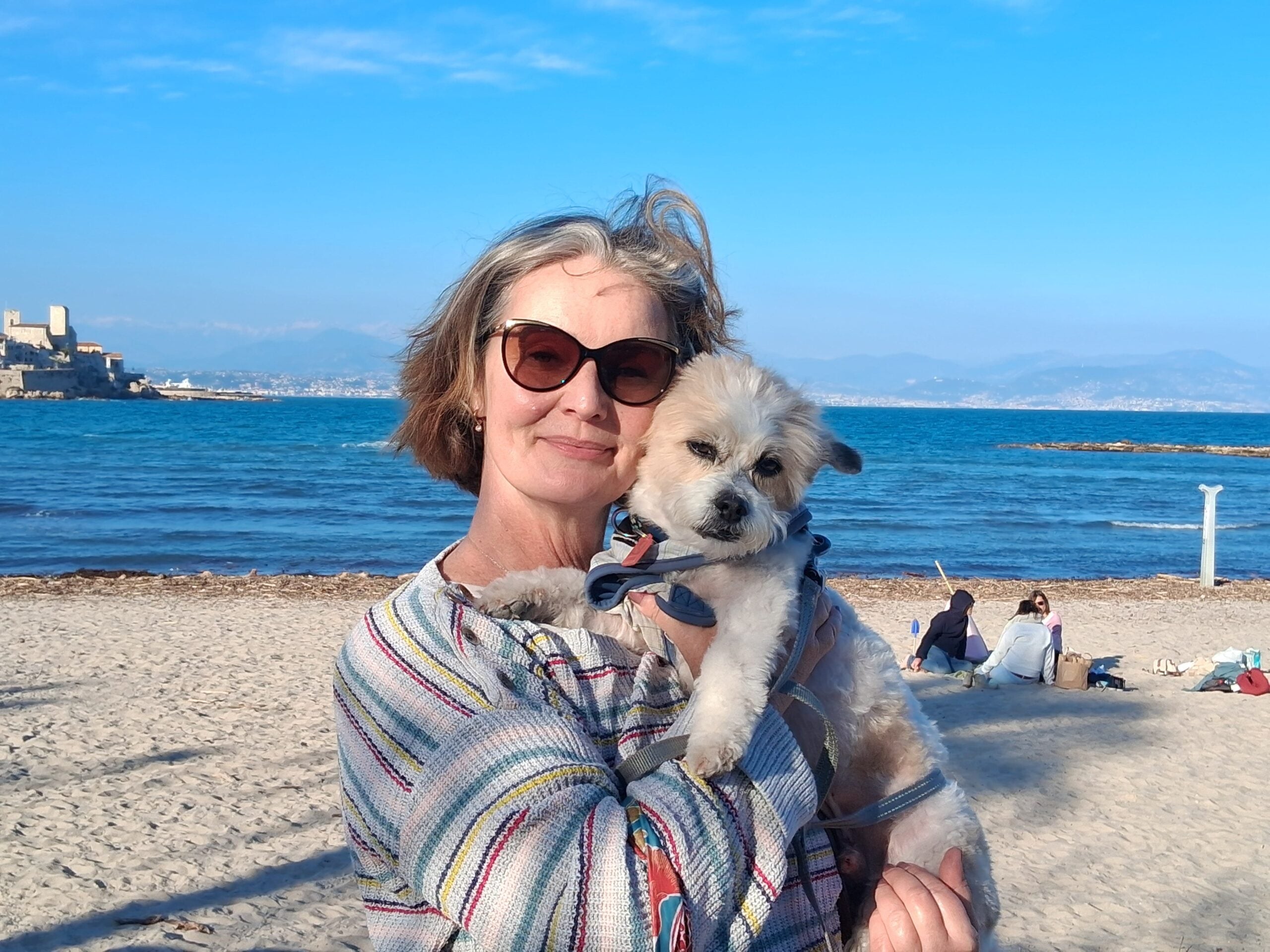 Natalie Lynch und ihr Hund Enzo in Antibes, Frankreich.
