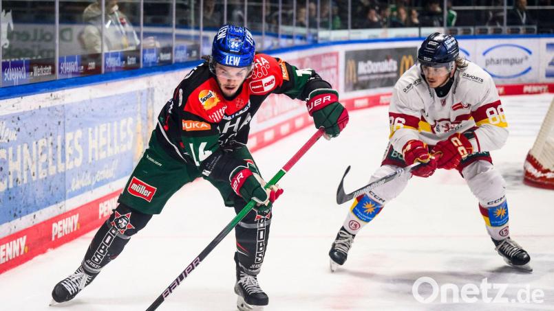 D.J. Busdeker (l) läuft auch in der kommenden Saison für Augsburg auf. (Archivbild) Bild: Tom Weller/dpa
