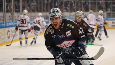 Eislöwe Sebastian Gorcik jubelt nach seinem 4:1.