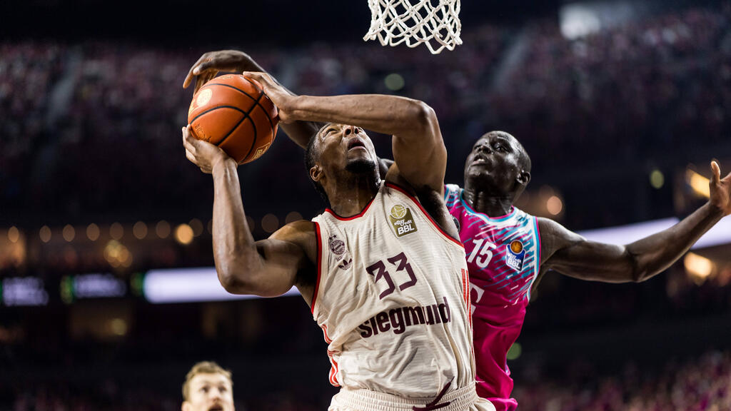 FC Bayern siegt klar im Rekordspiel