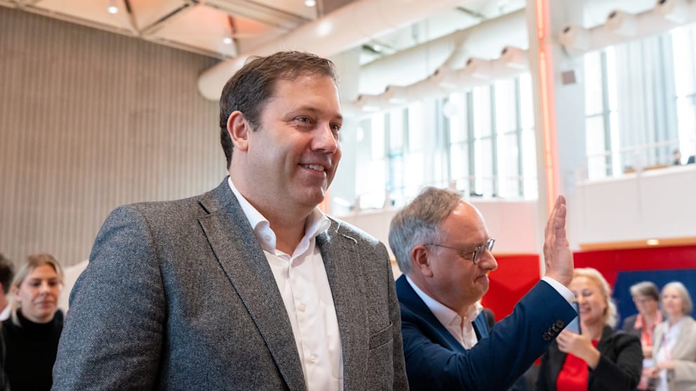 Als erstes Bundesland wählt 2026 Baden-Württemberg. Parteichef Klingbeil neben dem Spitzenkandidaten Andreas Stoch (56)