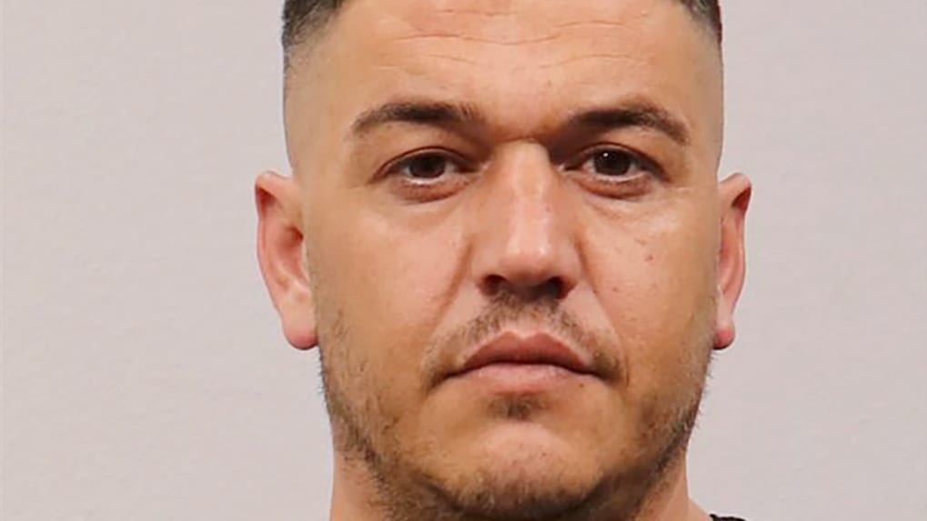 Schwerverletzter in Mülheim: Bauchstich! Polizei fahndet nach diesem Mann | Regional