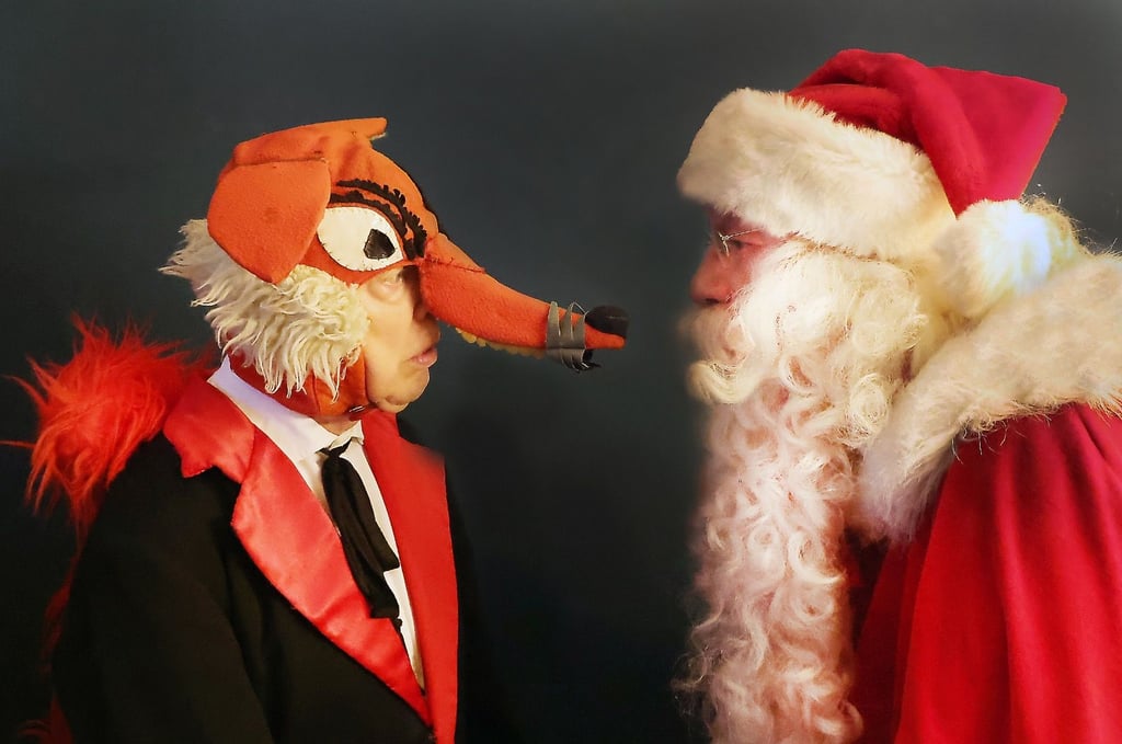 Nehmen nach über 40 Jahren Weihnachtsrevue im Steintor ihren Bühnen-Abschied: Herr Fuchs alias Helmut Rosenkranz (l.) und Hartmut Reszel als Weihnachtsmann, Stückeschreiber, Komponist und Regisseur der Revue.