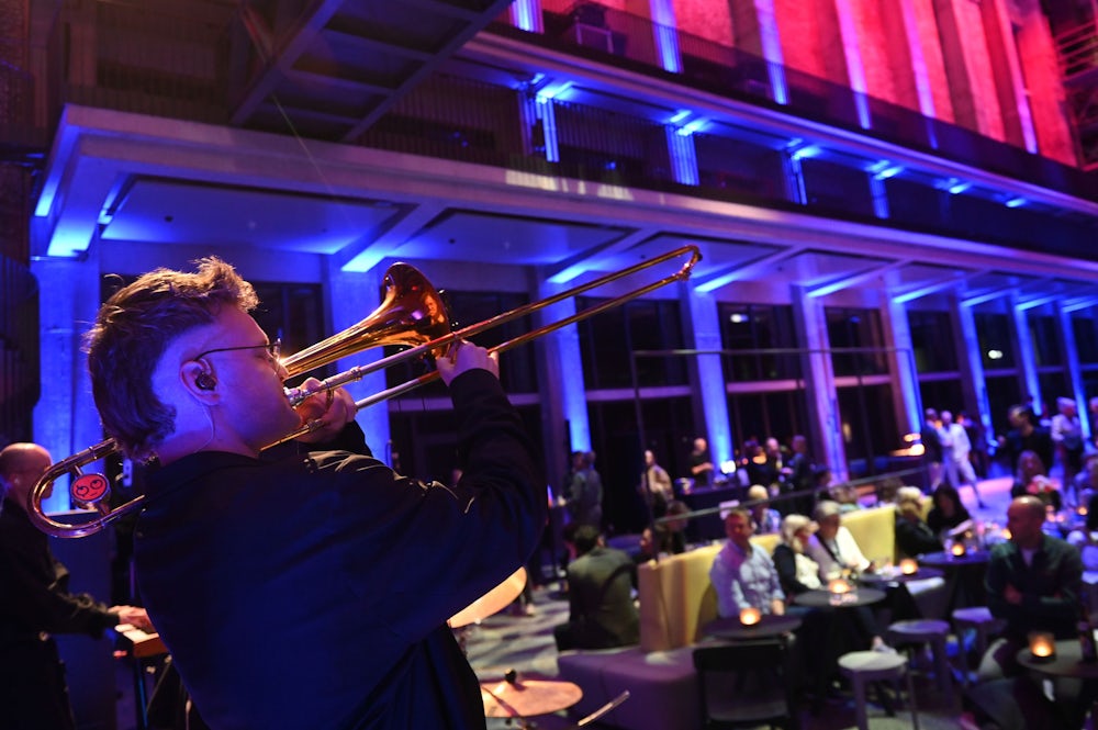 Auch die „Jazzrausch Bigband“ ist im Bergson weihnachtlich gestimmt.