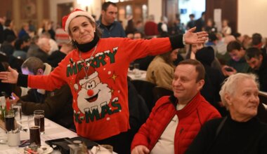 München: 600 wohnungslose Menschen feiern Heiligabend im Hofbräuhaus - München