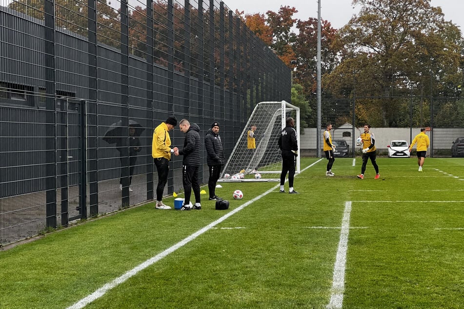 Tim Schreiber (l.) musste das Training am Dienstag abbrechen, nachdem er sich beim Torschusstraining an der Hand verletzt hatte.