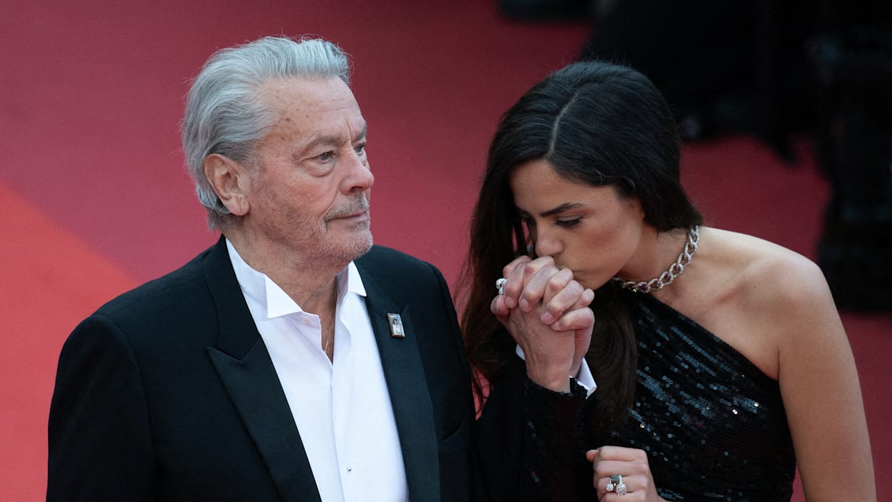 Alain Delon: Holte Tochter ihn aus der Klinik, um das Erbe umzuschreiben? | Unterhaltung