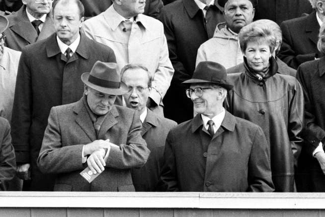 Michail Gorbatschow (vorne links) und Erich Honecker (vorne rechts) auf der Ehrentribüne anlässlich der Militärparade zum 40-jährigen Bestehen der DDR im Jahr 1989.