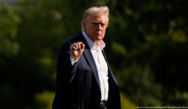 Trump droht mit Entlassungen – DW – 02.10.2025