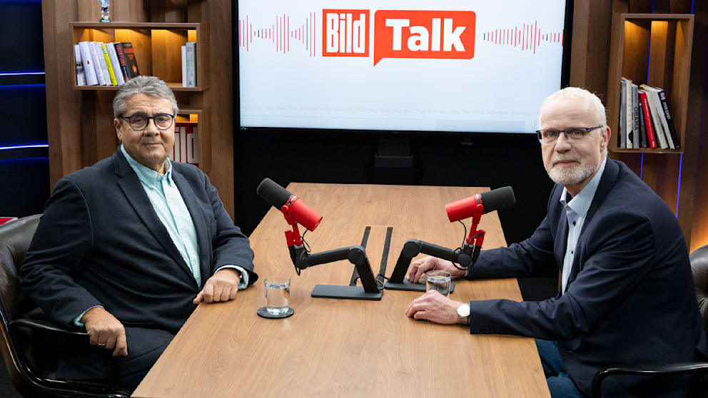 Im BILD-Talk: Ex-Außenminister und -Vizekanzler Sigmar Gabriel (66, SPD) mit Chefreporter Hans-Jörg Vehlewald