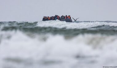 Großbritannien verschärft Gangart bei Migranten-Rückführung – DW – 28.12.2025