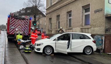 FW-E: Schwerer Verkehrsunfall - Person zwischen Pkw und Hauswand eingeklemmt