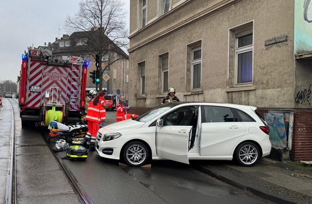 FW-E: Schwerer Verkehrsunfall - Person zwischen Pkw und Hauswand eingeklemmt