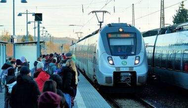 Gerade auf Gleis 4, das von der S 6 von/nach Leipzig befahren wird (rechts daneben auf Gleis 3 die wartende RB 20), stauen sich die Passagiere.