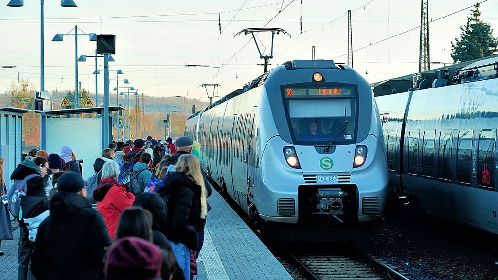 Gerade auf Gleis 4, das von der S 6 von/nach Leipzig befahren wird (rechts daneben auf Gleis 3 die wartende RB 20), stauen sich die Passagiere.