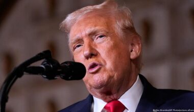 Trump legt Venezuelas Präsident Maduro Rücktritt nahe – DW – 23.12.2025