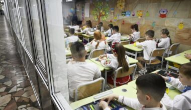 Unterricht im U-Bahnhof – Berliner Aktion zeigt Kriegsalltag