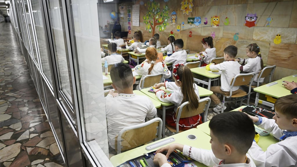 Unterricht im U-Bahnhof – Berliner Aktion zeigt Kriegsalltag