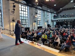 Bürgermeister Wolfgang Metzner überzeugt das Publikum auf der Bühne und aus der Nähe. Foto: : Stadt Bamberg, Rebecca Ammon