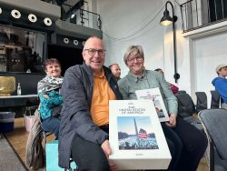 Frank und Michaela Pöhlau freuen sich über USA-Bücher von National Geographic. Foto: : Stadt Bamberg, Rebecca Ammon
