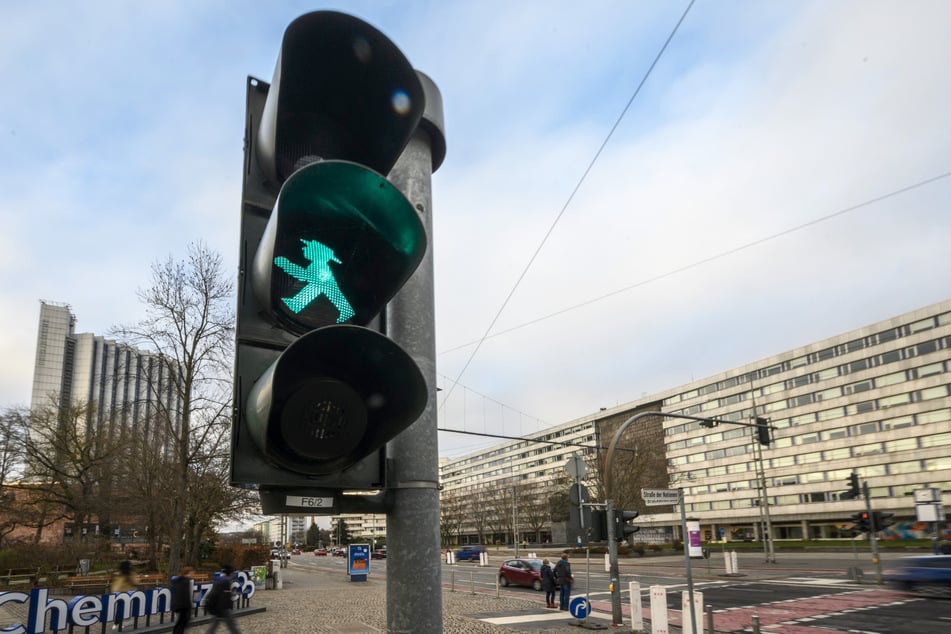 Noch läuft ein grünes Standard-Männchen an der Ampelkreuzung Brückenstraße/Straße der Nationen.