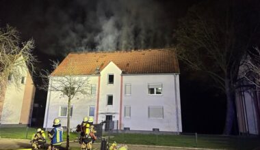 FW-E: Dachstuhlbrand in Essen-Karnap - Feuerwehr bis in die Morgenstunden im Einsatz