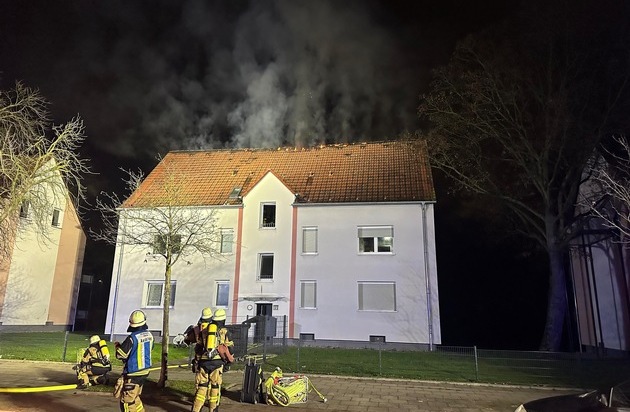 FW-E: Dachstuhlbrand in Essen-Karnap - Feuerwehr bis in die Morgenstunden im Einsatz