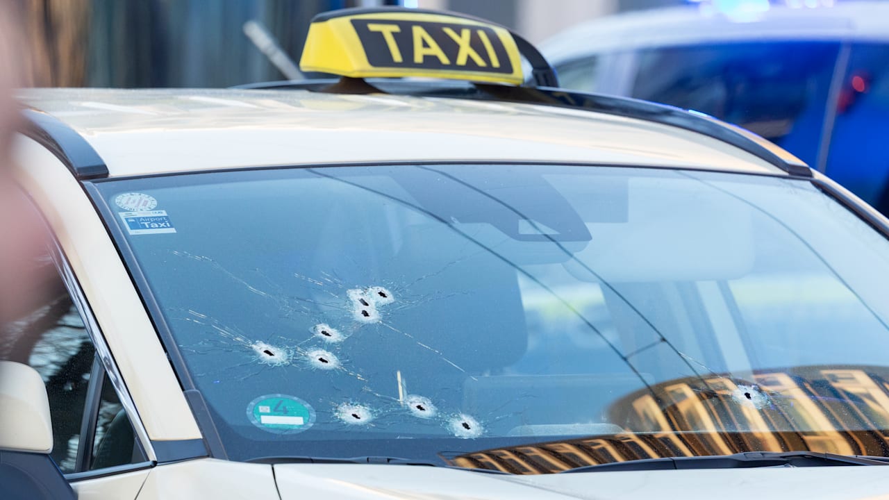 Mordanschlag in Düsseldorf: 10 Schüsse auf Fahrgast im Taxi | Regional