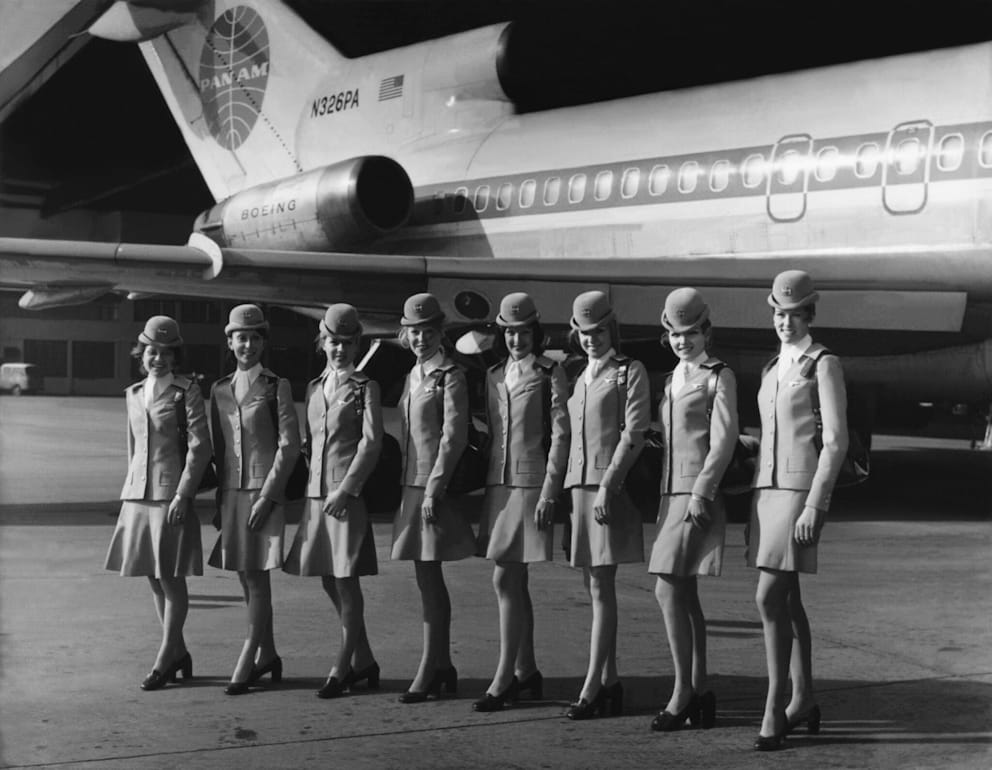 Flugbegleiterinnen der PanAm vor einer Boeimg 727-100