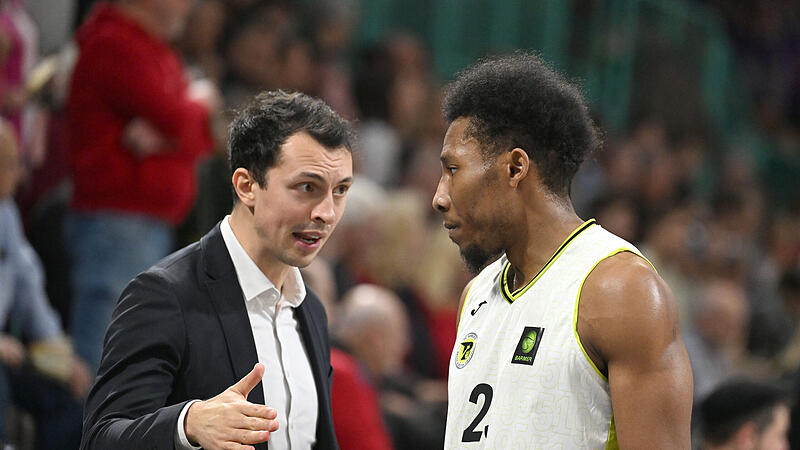 BBC-Interimstrainer Lukas Hofer im Zwiegespräch mit  KeVaughn Allen (beim Heimspiel gegen Göttingen). Für einen Sieg in Bochum reichte es für den BBC Bayreuth nicht.