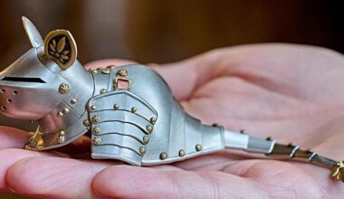 Eine Ritterrüstung für eine Maus – zu sehen in der Rüstkammer der Veste