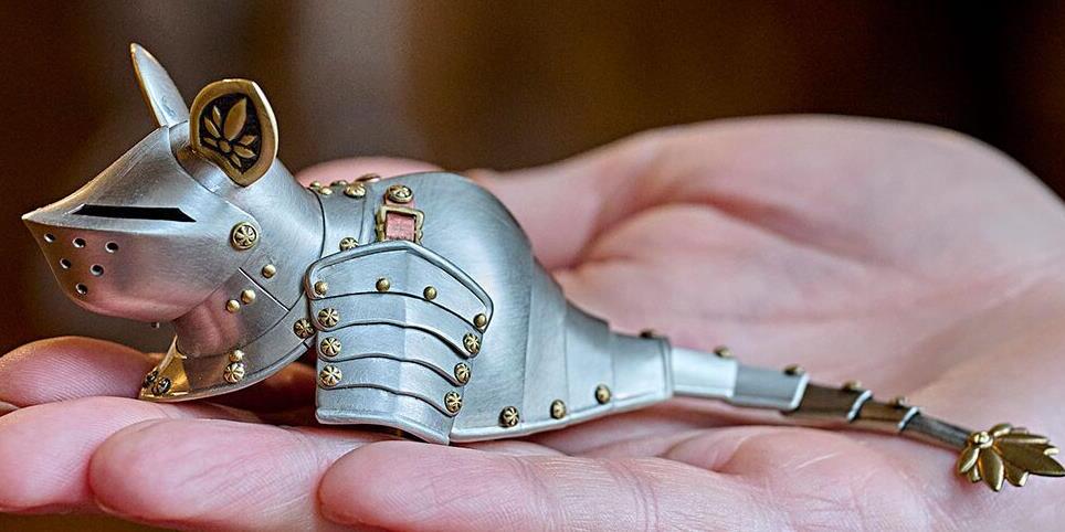Eine Ritterrüstung für eine Maus – zu sehen in der Rüstkammer der Veste