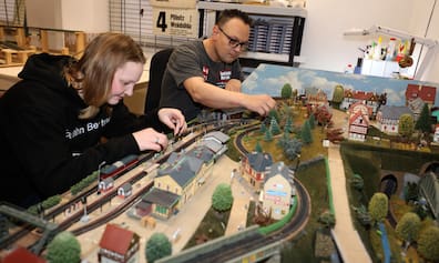Modellbahn Bertram möbelt auch alte Anlagen auf oder nimmt sie gegebenenfalls in Zahlung. Hier nehmen Nicole Heyne und Ralf Schnirpel letzte Reparaturen vor.