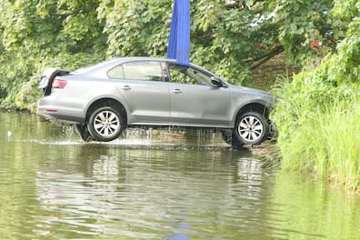 Im Juli muss ein VW Jetta aus dem Kleinen Kiel geborgen werden. Die Fahrerin des Autos war laut Polizei bei dem Unfall alkoholisiert und besitzt keine Fahrerlaubnis.