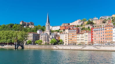 Viele Restaurants, Kopfsteinpflaster und geheime Gänge warten in Vieux Lyon.