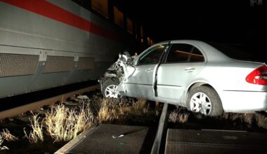ICE rammt Wagen auf Bahnübergang: Autofahrer (75) entkommt Zug knapp | Regional