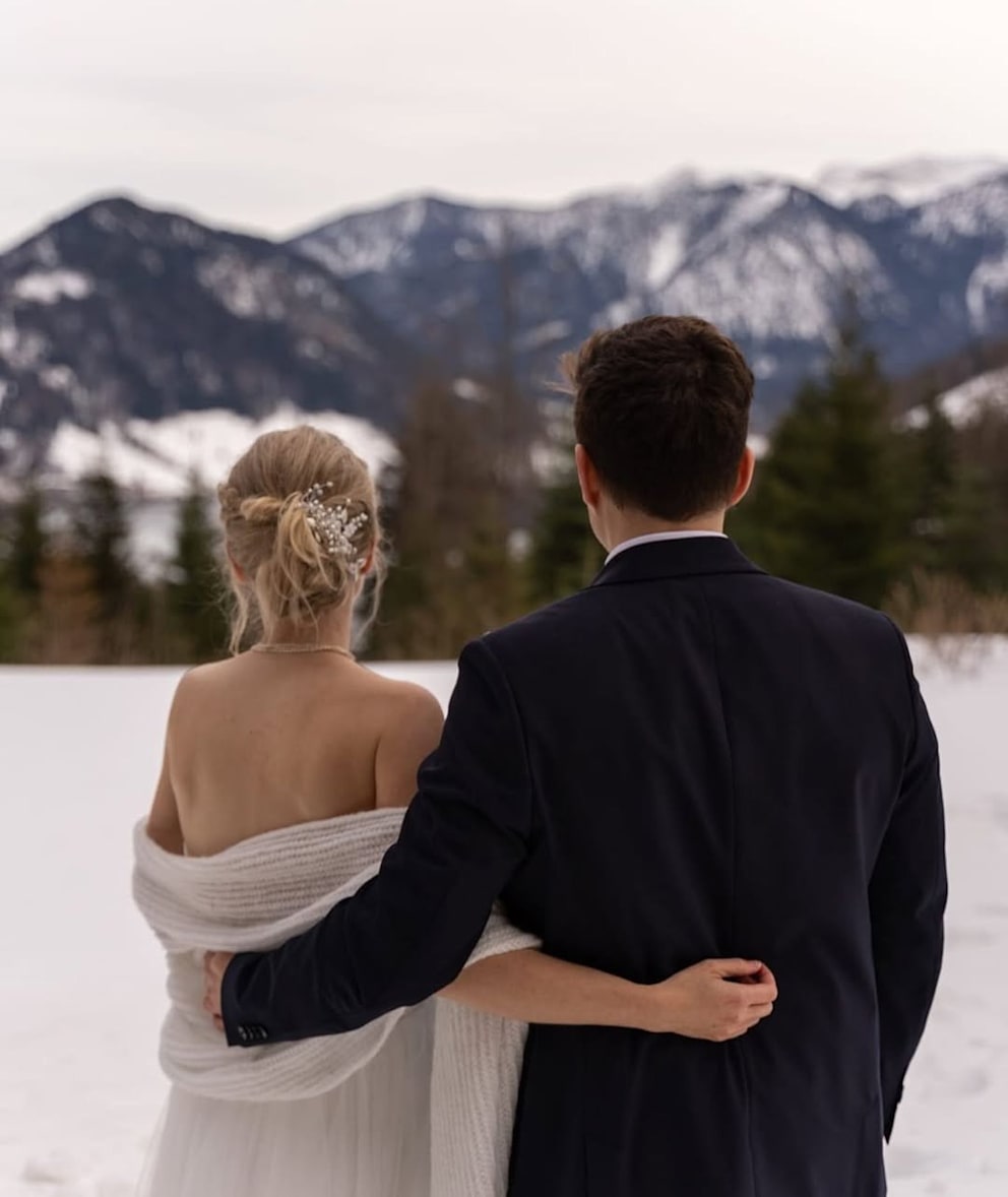 Der YouTuber machte die Verlobung im Dezember 2022 und seine Hochzeit im November 2023 öffentlich. Wer seine Frau ist oder wie sie aussieht, hält der Mayer bewusst geheim