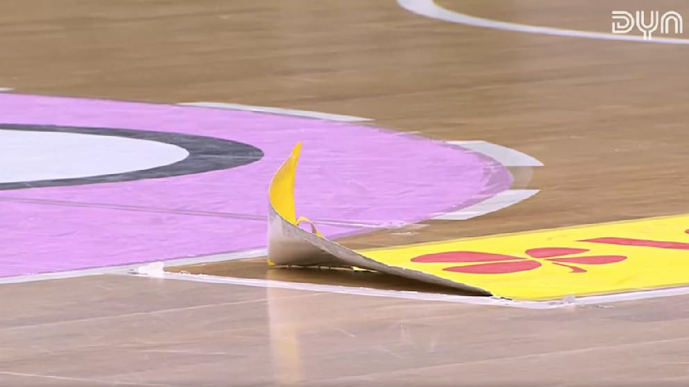 Der Werbe-Aufkleber von einem Sponsor hat sich vom Hallenboden gelöst