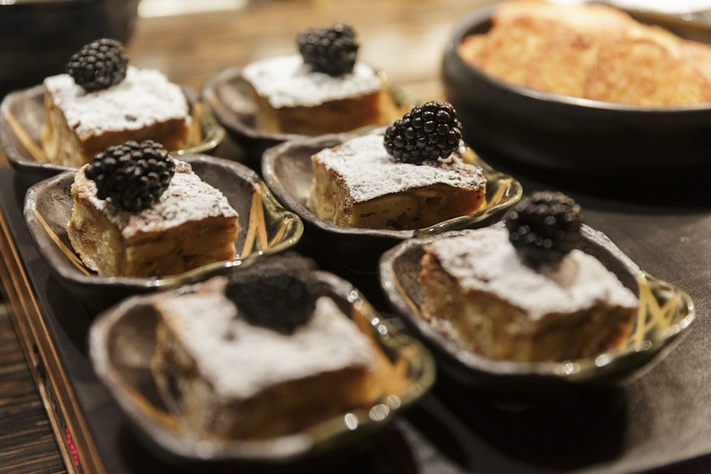 Hübsche Törtchen oder gebratene Nudeln – das Frühstücksangebot im Mandarin Oriental Hotel lässt keine Wünsche offen.