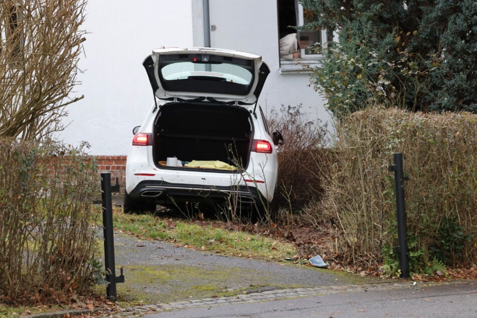 Der Mercedes durchbrach erst ein Gartentor und fuhr dann gegen eine Hauswand.